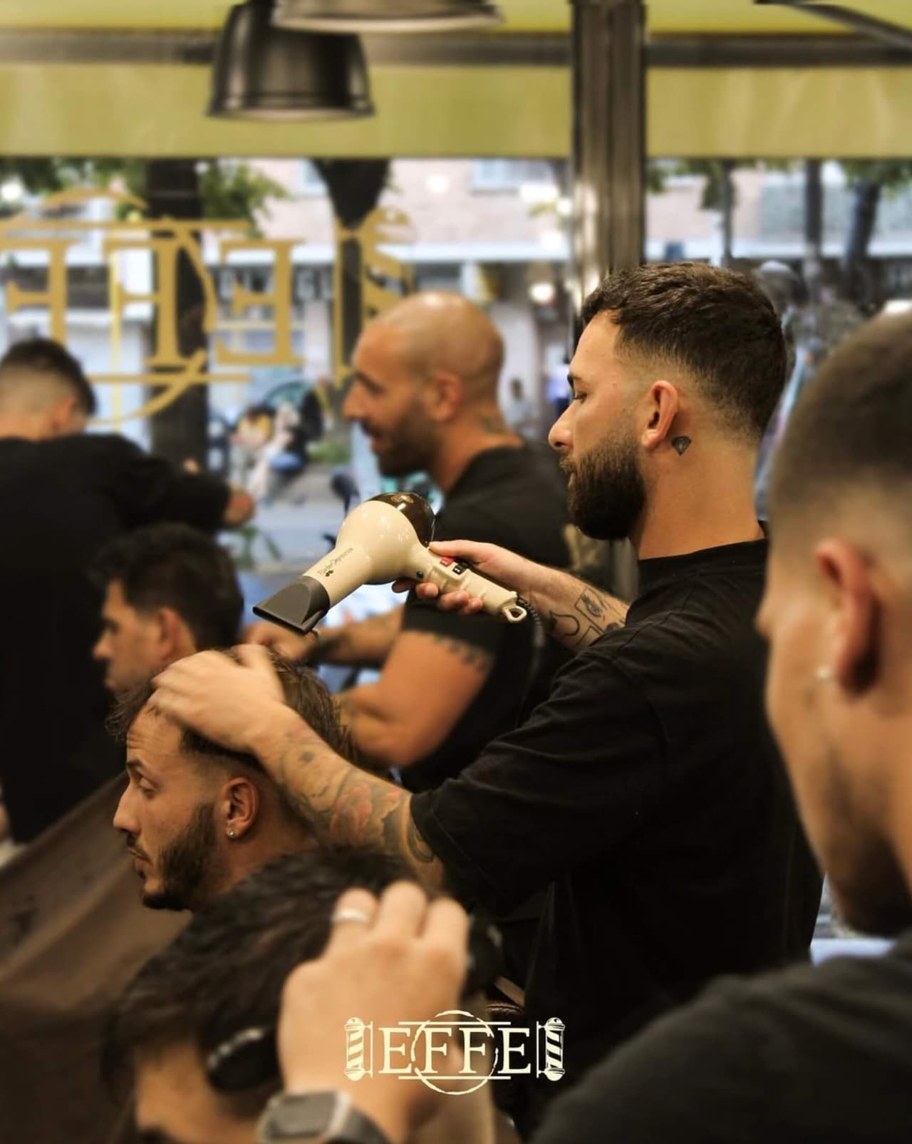 Il salone EFFE Barbieri - barbiere al lavoro